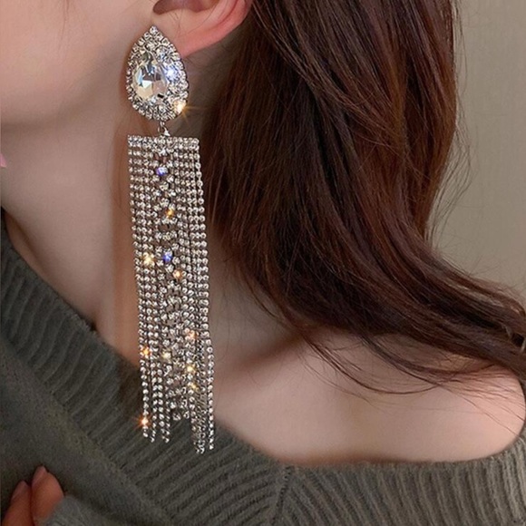 Jewelry - Elegant Silver Crystal Drop Earrings